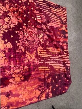 WANDERLUST TRACY PORTER Be Plush Floral Patterned Throw Blanket in Burgundy